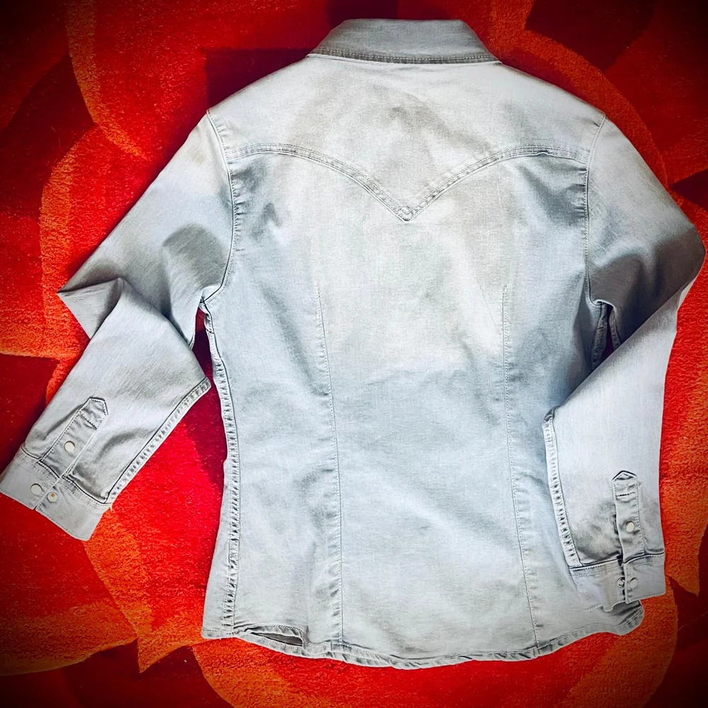 True Religion, Blue Denim, Boyfriend, Snap Closure Shirt. Size: M. Like New! - Picture 4 of 4